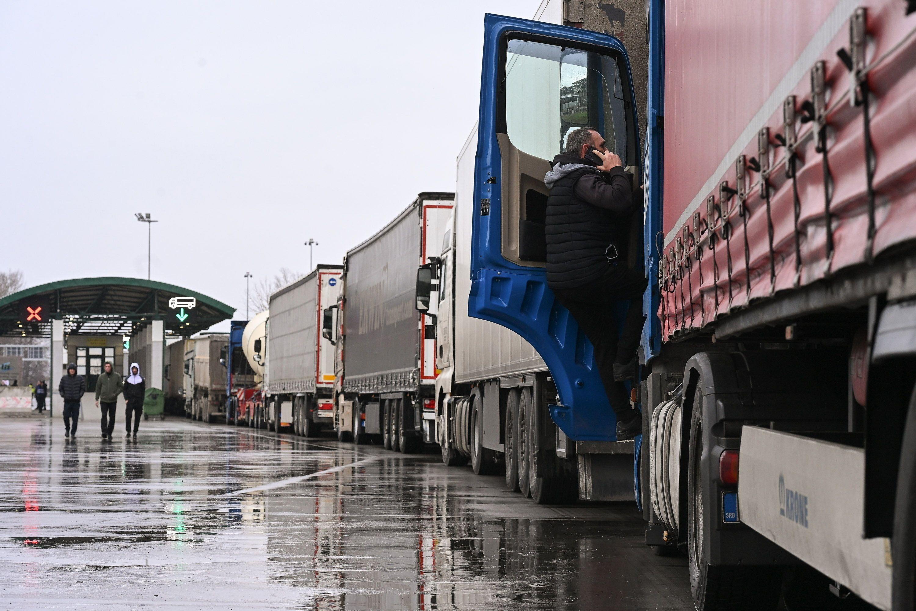 Kamiondžije blokiraju granice na Balkanu: Kolika je šteta 2 Kolona kamiona na granici Srbije i Mađarske tokom blokade na graničnom prelazu Horgoš na severu Srbije, 26. januara 2026. Svi granični prelazi u zemlji i širem regionu blokirani su za teretni saobraćaj počev od 26. januara u podne, posle koordinisane akcije vozača kamiona iz Srbije, Bosne i Hercegovine, Crne Gore i Severne Makedonije