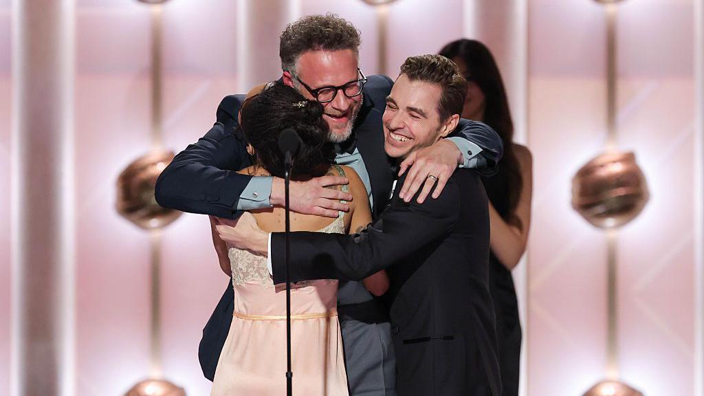 Zoe Kravitz, Seth Rogen y Dave Franco en la 83ª edición de los Globos de Oro celebrada en The Beverly Hilton el 11 de enero de 2026 en Beverly Hills, California. (Foto de Rich Polk/2026GG/Penske Media vía Getty Images)
