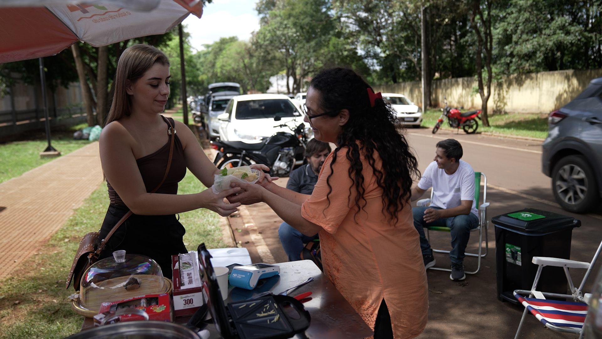 Renata vende sandu&iacute;che
