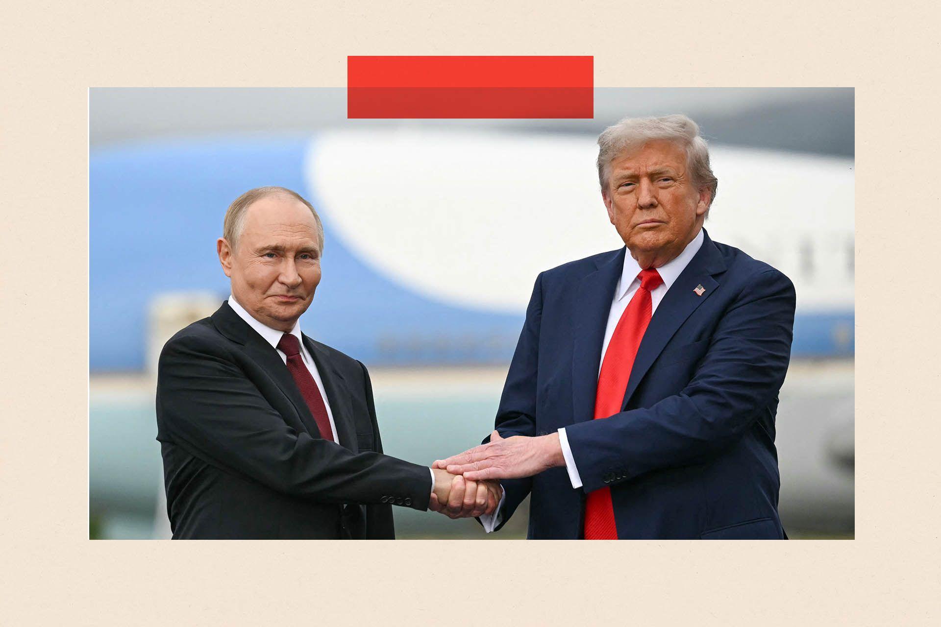 Šta bi moglo da zaustavi Putinovo ratovanje u Ukrajini 2 Ruski predsednik Vladimir Putin u crnom odelu (levo) rukuje se sa američkim kolegom Donadom Trampom koji nosi teget odelo i crvenu kravatu