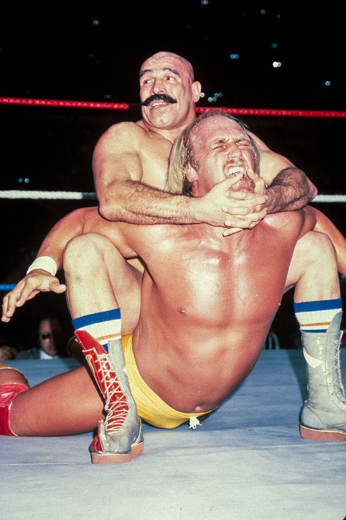 El Iron Sheik le hace una llave a Hulk Hogan
