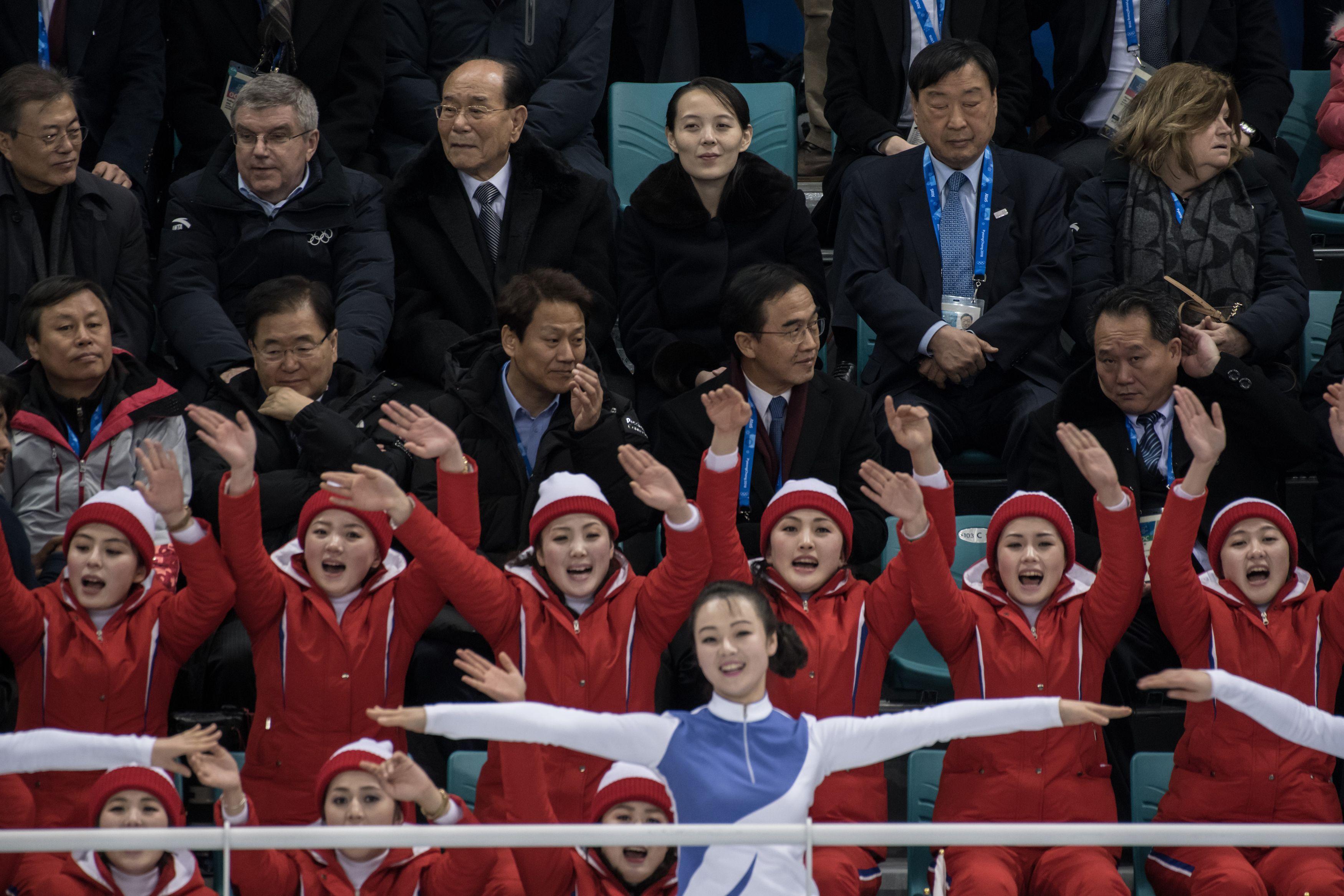 Kim Yong-nam junto a Kim Yo-jong, hermana del líder supremo, durante un evento deportivo en los juegos de invierno de Pyeongchang, en Corea del Sur.