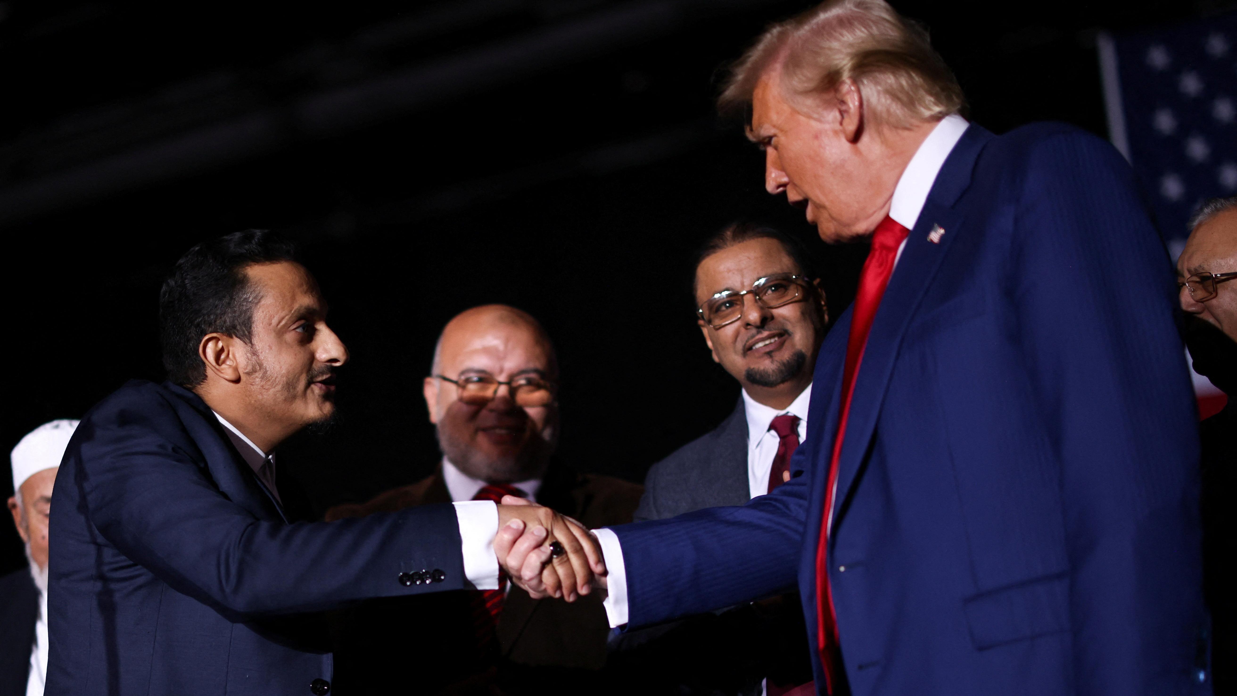 صورة للرئيس الأمريكي دونالد ترامب يصافح قادة المجتمع الإسلامي في ميشيغان خلال حملته الانتخابية.
