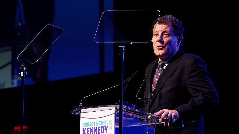Nicholas Kristoff da unas palabras en un atril