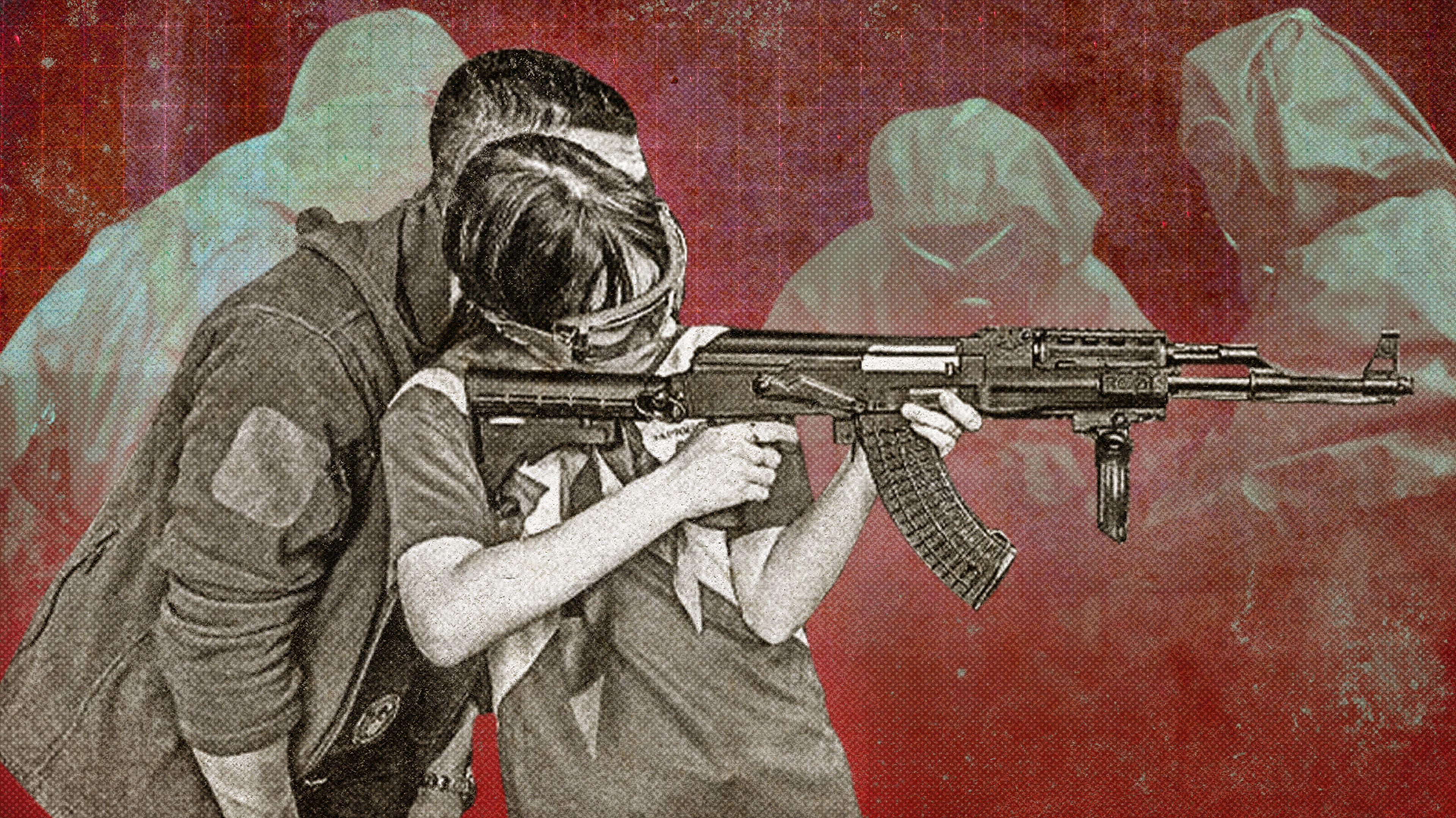 Una chica con gafas protectoras sostiene una ametralladora, apuntando en dirección opuesta a ella. Detrás de su hombro, un hombre se inclina hacia ella, con el rostro oculto tras su cabeza.