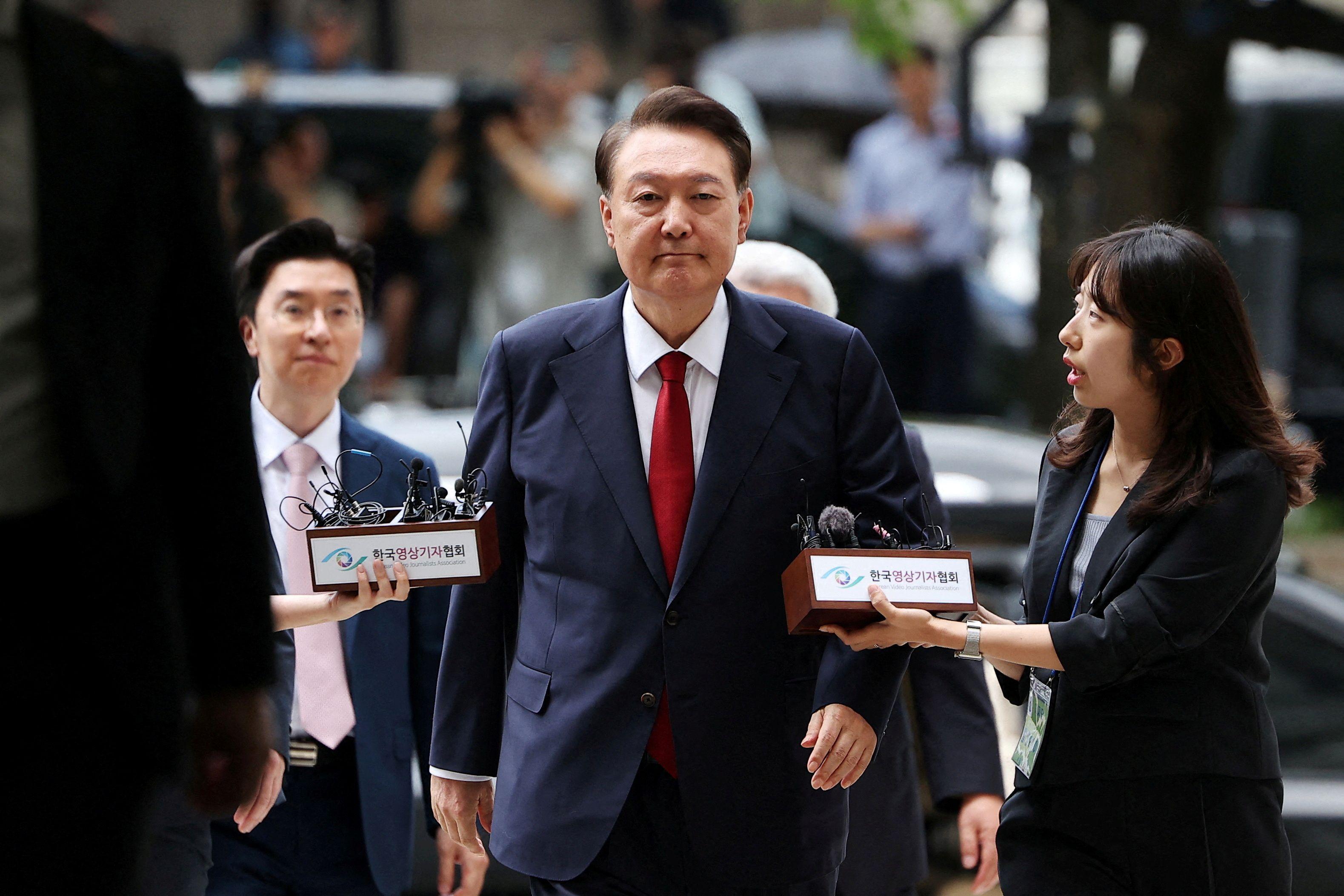 윤석열 전 대통령이 9일 서울 서초구 서울중앙지법에서 열린 영장실질심사에 취재진의 질문을 받으며 출석하고 있다