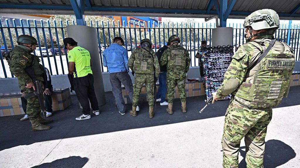 Militares realizam controles de armas e drogas em Quito, no Equador, no dia 10 de fevereiro de 2026, como parte da luta contra o crime