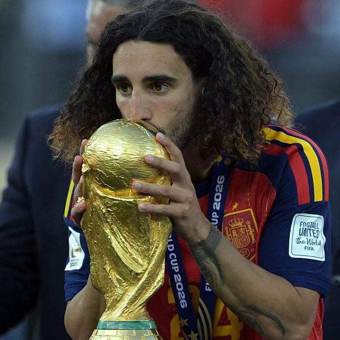 Cucurella campeón, con la copa