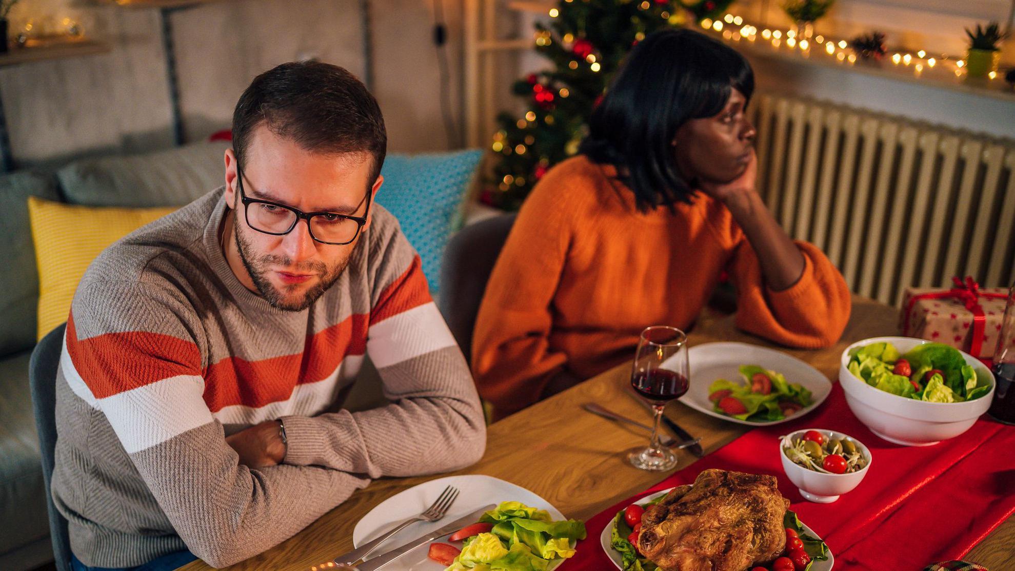 Familiares discutem durante o jantar de Natal.