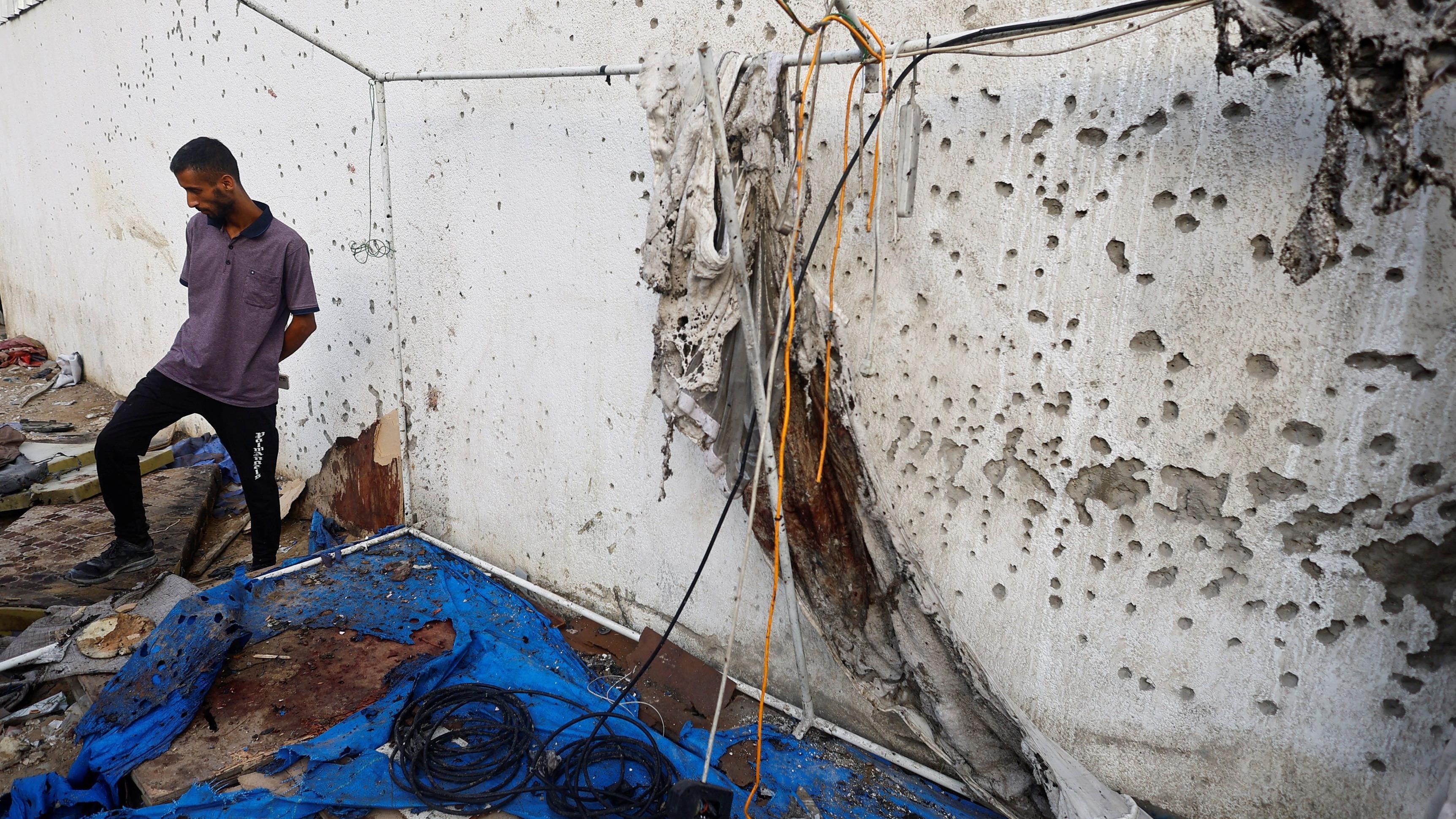 فلسطيني يتفقد خيمة لصحفيين قرب مجمع الشفاء الطبي استهدفتها غارة إسرائيلية