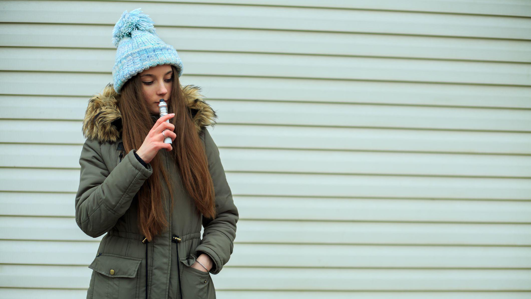 Devojčica puši vejp