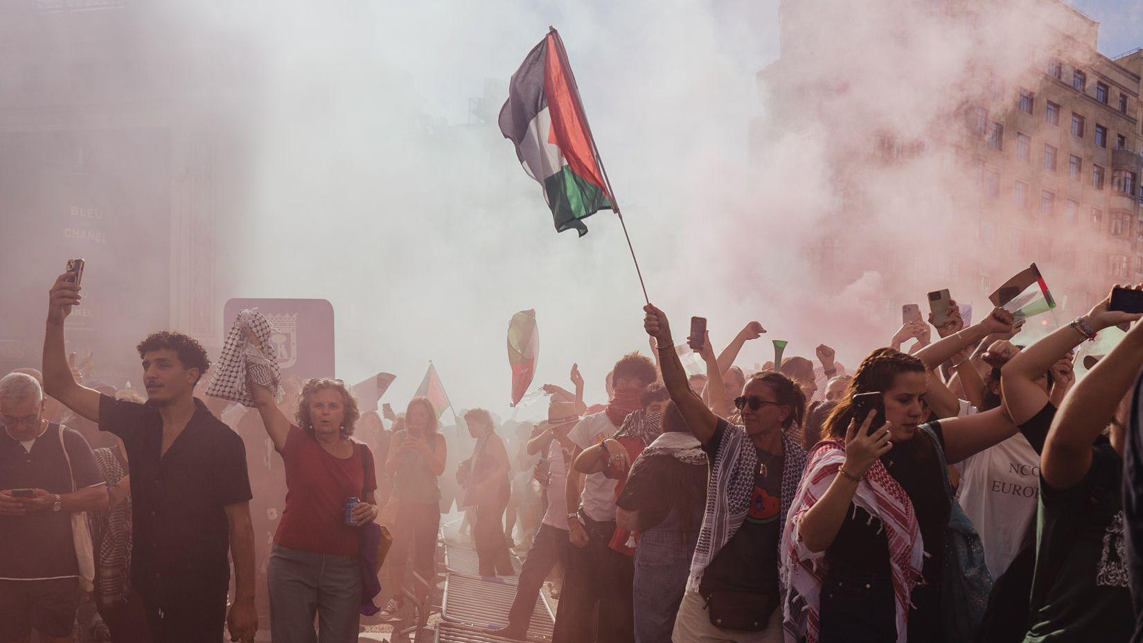 اشتبكت شرطة مكافحة الشغب مع متظاهرين مؤيدين للفلسطينيين، عطلوا المرحلة الأخيرة من سباق "لا فويلتا" للدراجات الهوائية في مدريد، إسبانيا، في 13 سبتمبر/أيلول 2025.