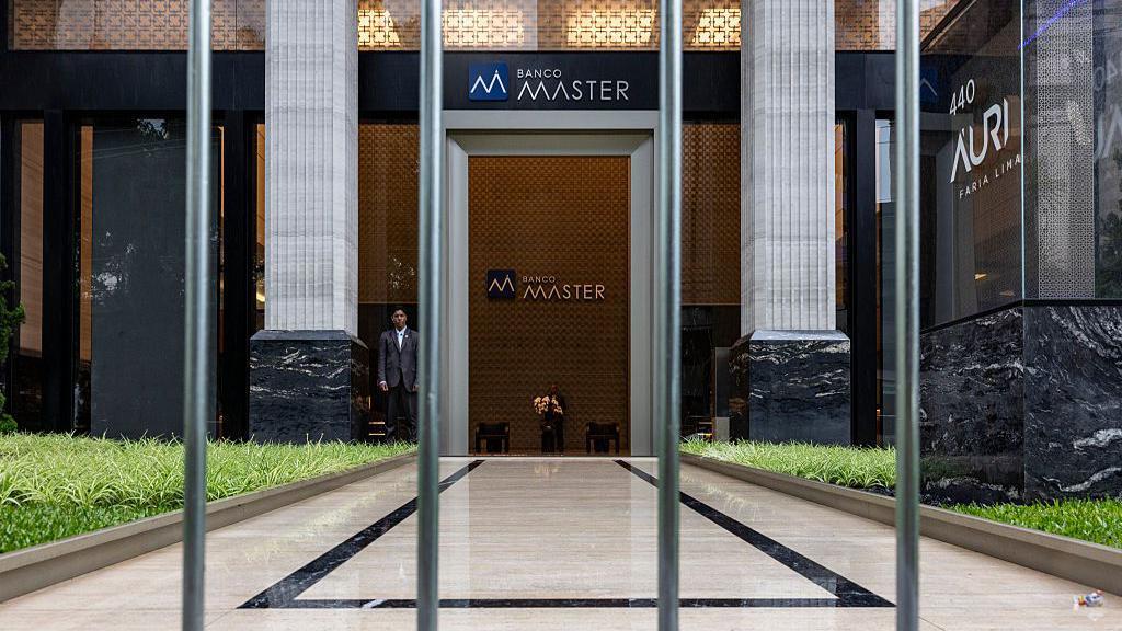 Fachada da sede do banco Master com grades, em São Paulo
