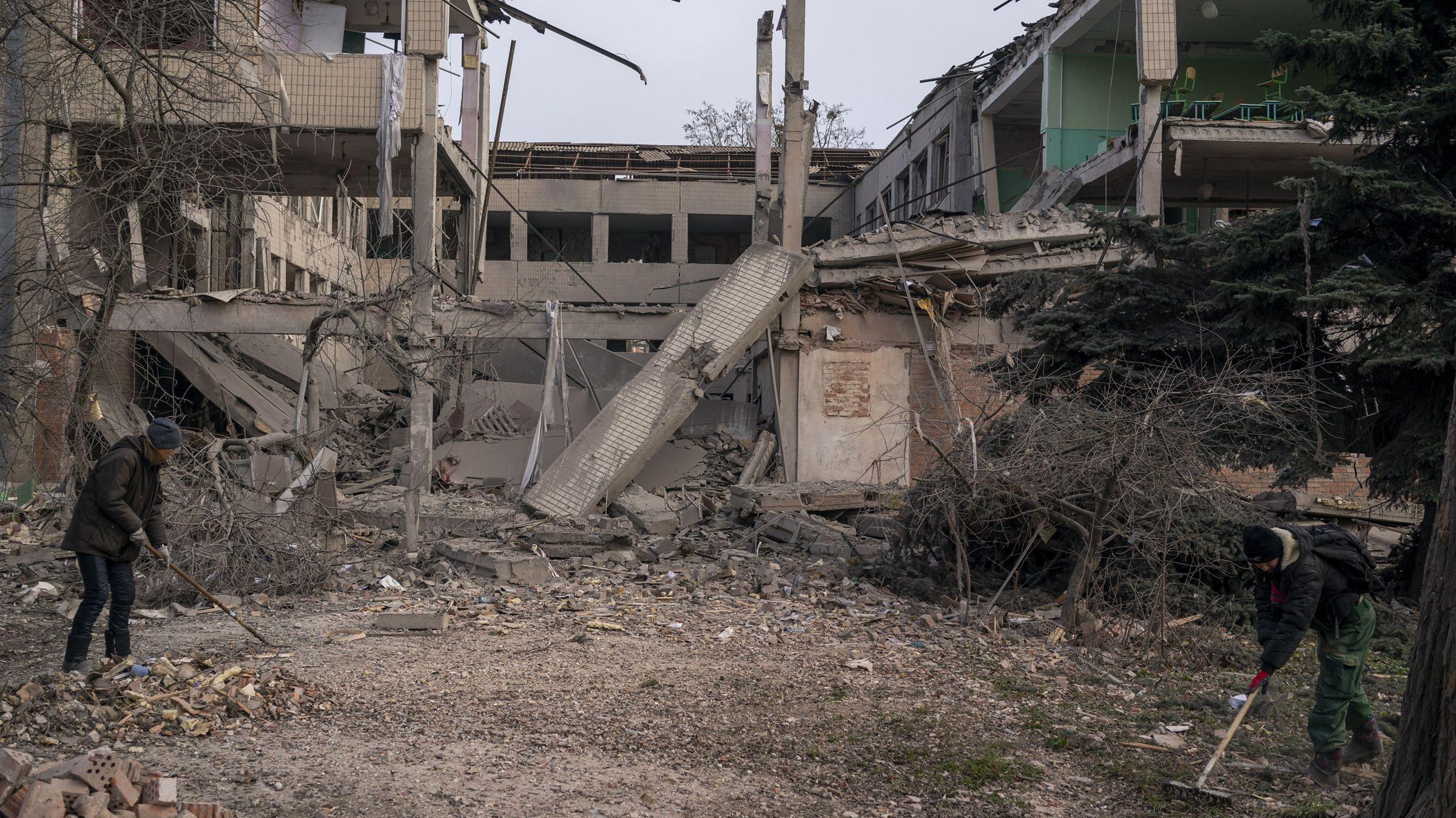 آثار الدمار الذي أحدثه الهجوم الروسي بالقنابل الموجهة على المدرسة رقم 17 في مدينة سلوفيانسك، أوكرانيا، في 26 نوفمبر/تشرين الثاني 2025. 