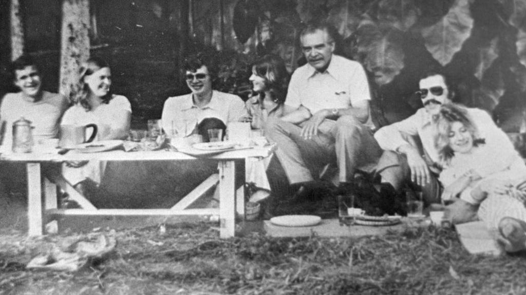 En una fotografía de álbum tomada en una fecha no revelada durante la década de 1970, se muestra a Wolfgang Gerhard, presuntamente Josef Mengele, sentado con amigos (en el centro, al borde de la mesa).