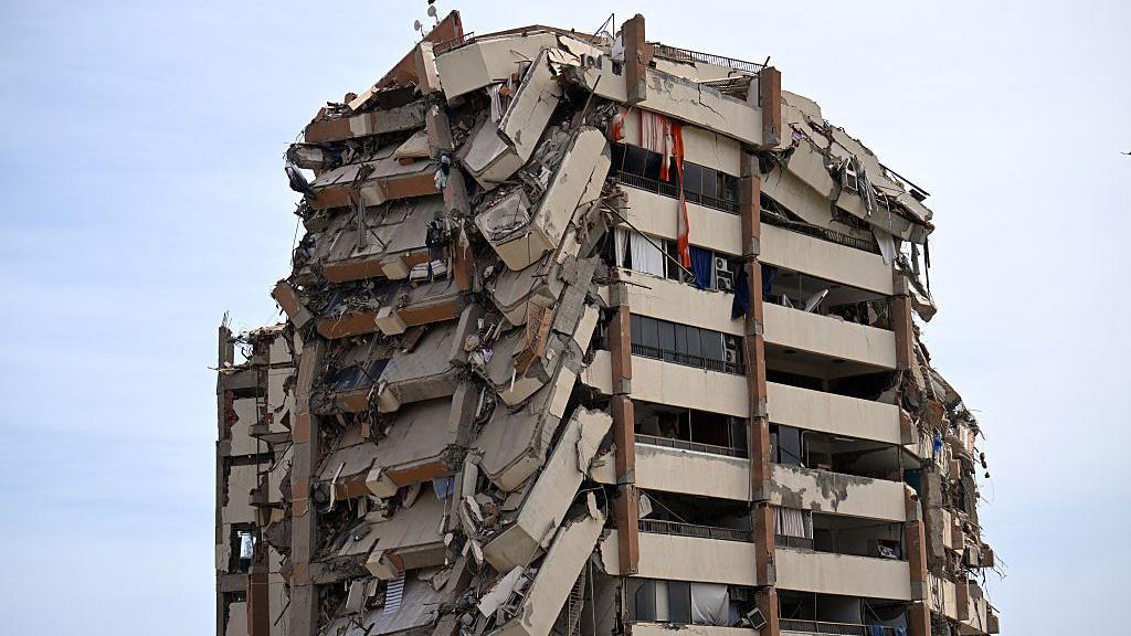 Pr&eacute;dio fortemente danificado ap&oacute;s um terremoto em Catia La Mar, no estado de La Guaira, a cerca de 30 km a noroeste de Caracas, em 25 de junho de 2026. 