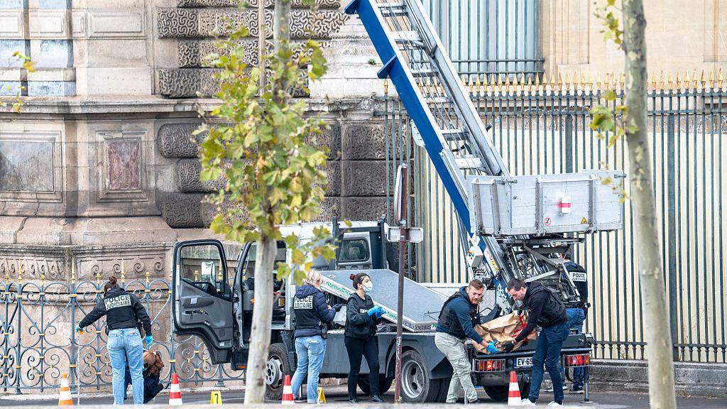 La policía forense francesa recogiendo pruebas en la escena del crimen junto a la escalera utilizada en el robo del Museo del Louvre.