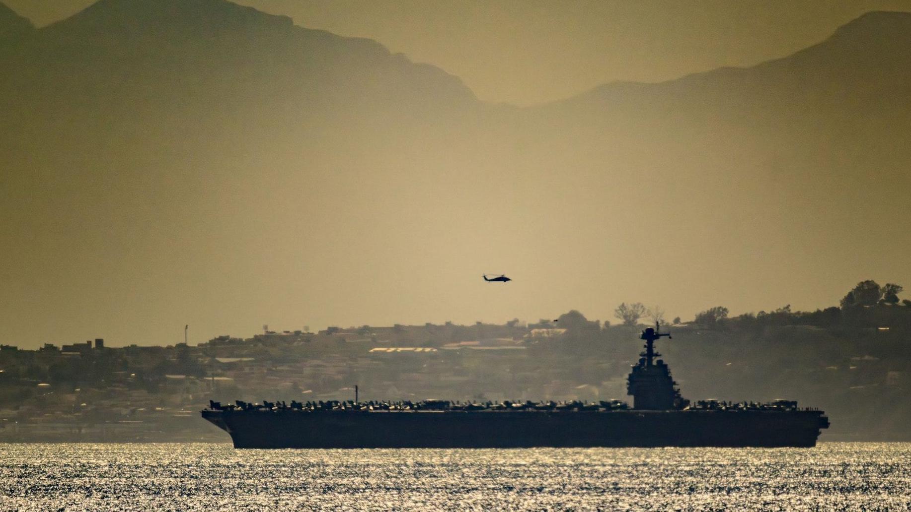 حاملة الطائرات الأمريكية جيرالد آر فورد تعبر مضيق جبل طارق في طريقها إلى إيران.