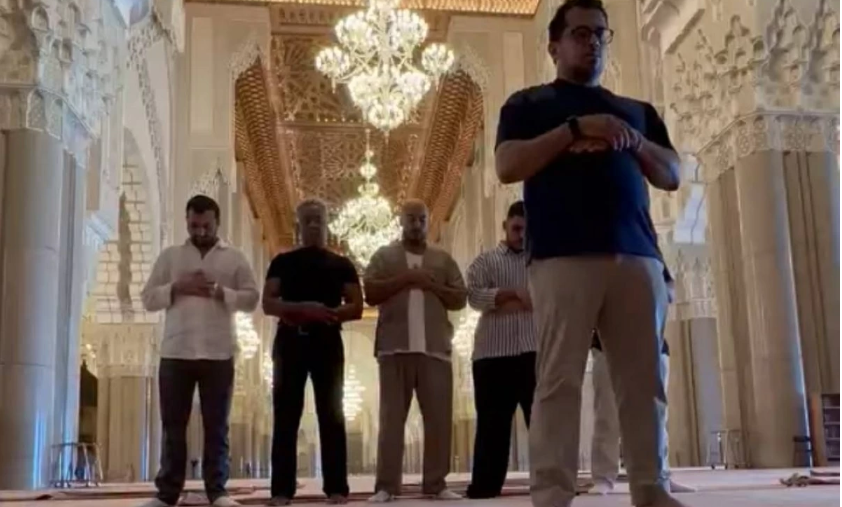 لقطة من مقطع فيديو يظهر الممثل الأمريكي إسبوزيتو وهو يصلي بين آخرين في أحد المساجد، نشرها تركي آل الشيخ
