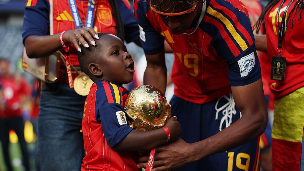 Lamin Jamal je svetski fudbalski šampion, ali prava zvezda je on 14 Kejn drži trofej svetskog prvenstva