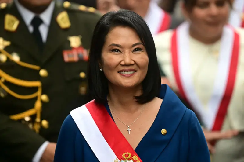 Keiko Fujimori sonríe portando la banda presidencial de Perú durante la ceremonia de toma de posesión el 28 de julio de 2026. 