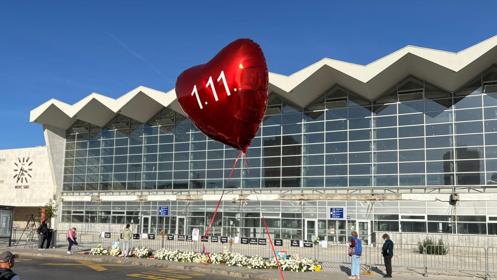 Crveni balon na kojem je ispisano 11:52