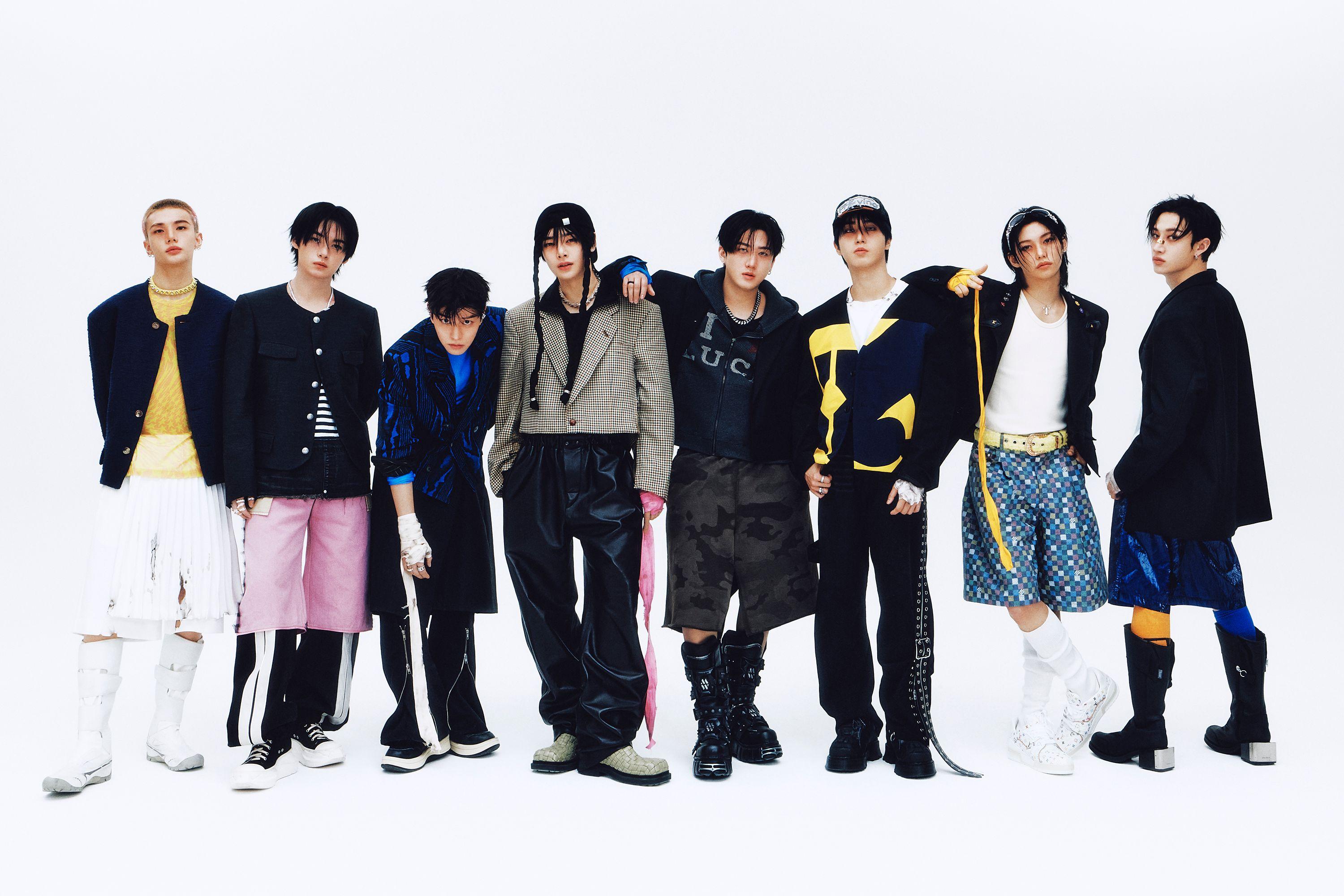 Stray Kids 的宣傳照片，所有成員都站在白色背景上。