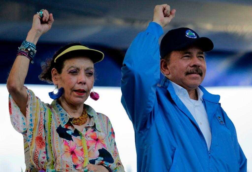 Una foto de Rosario Murillo y Daniel Ortega levantando el brazo con la mano empuñada.