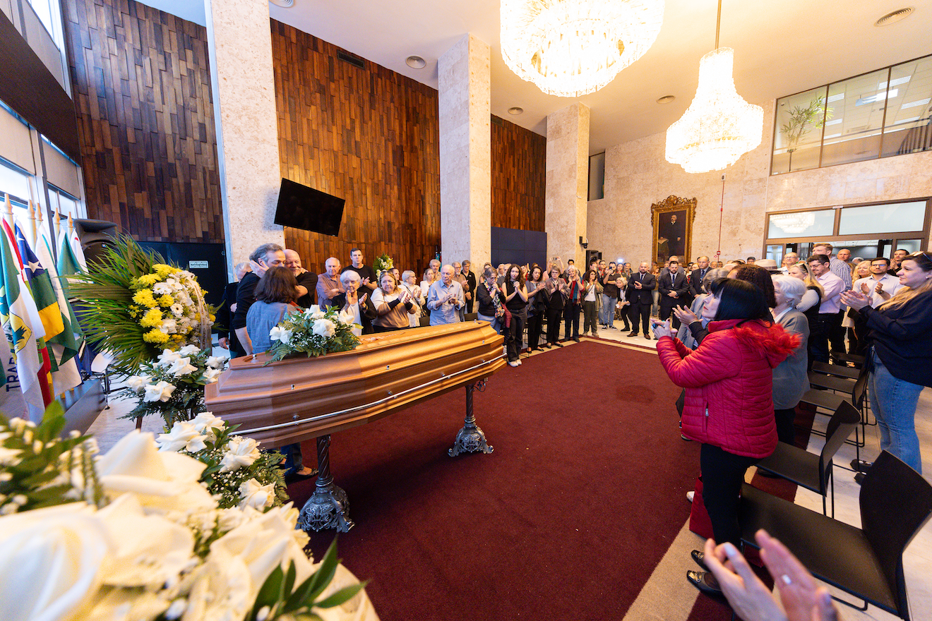 Público aplaude ao final do velório de Luis Fernando Verissimo na Assembleia Legislativa