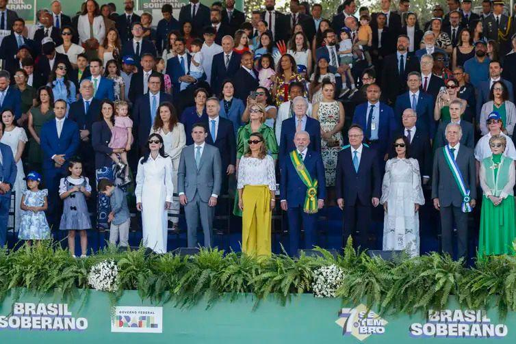 Presidente Luiz Inácio Lula da Silva e ministros acompanham o desfile do Dia da Independência na Esplanada dos Ministérios 