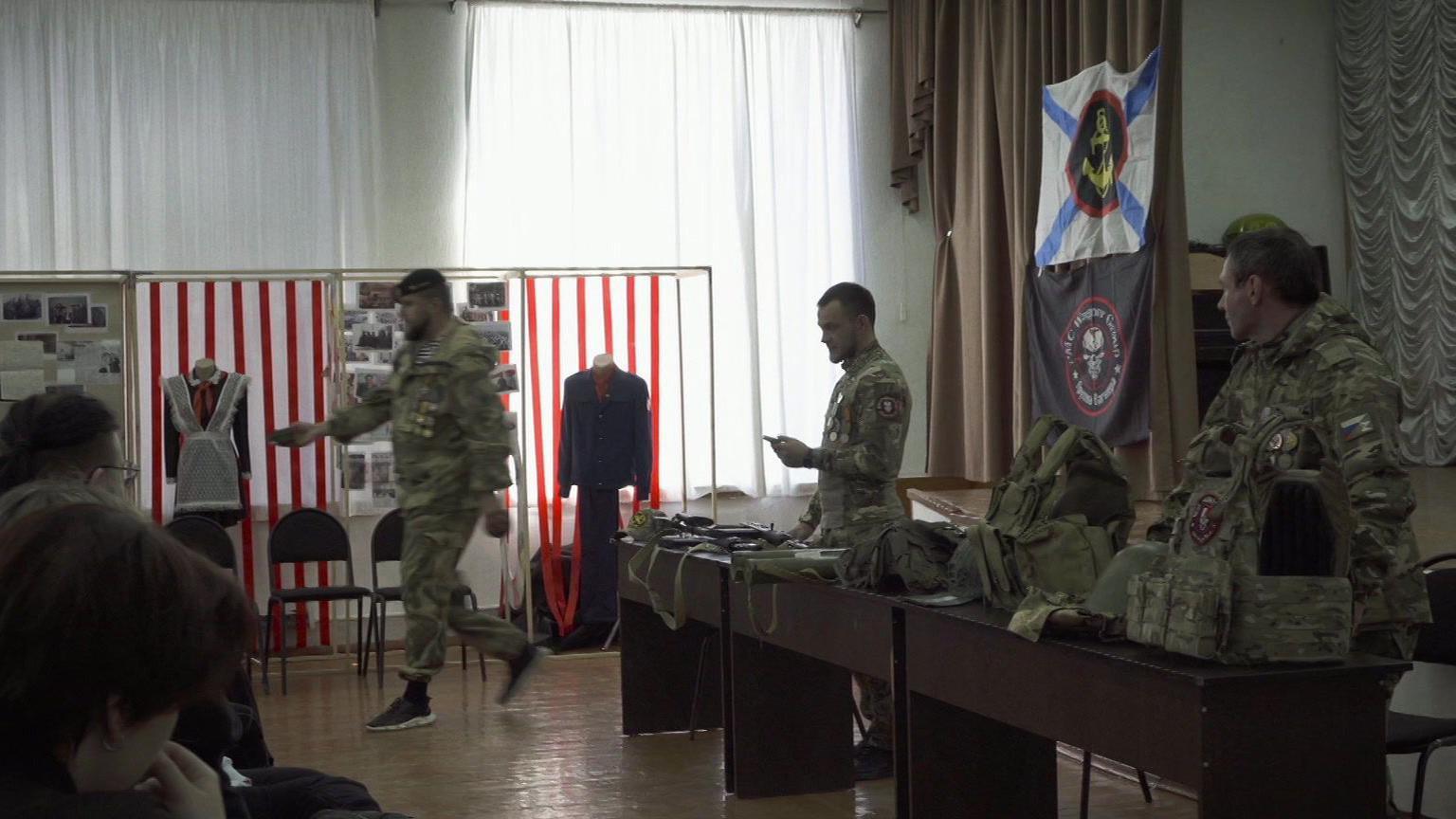 Mercen&aacute;rio do Wagner foram &agrave; escola em Karabash mostrar armas e minas &agrave;s crian&ccedil;as 