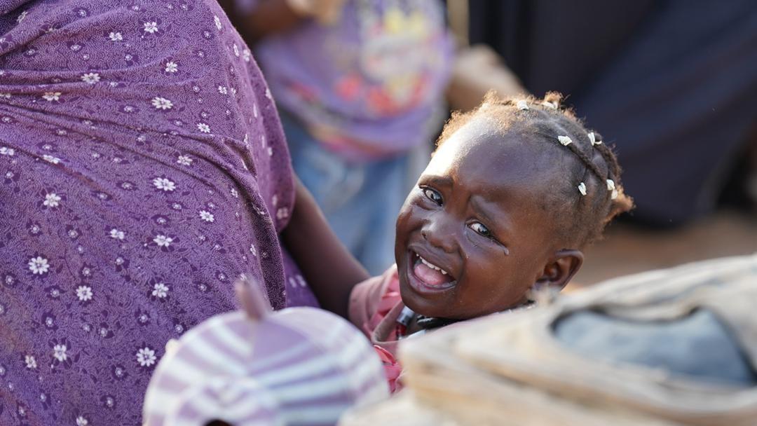 الأطفال بحاجة ماسة إلى الطعام والشراب بعد رحلة نزوح قاسية