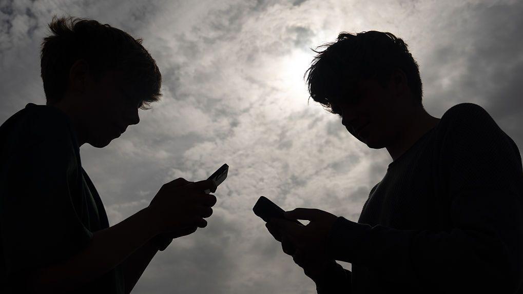 كيف تواجه الأسر العربية إفراط أطفالها في استخدام وسائل التواصل الاجتماعي؟ 