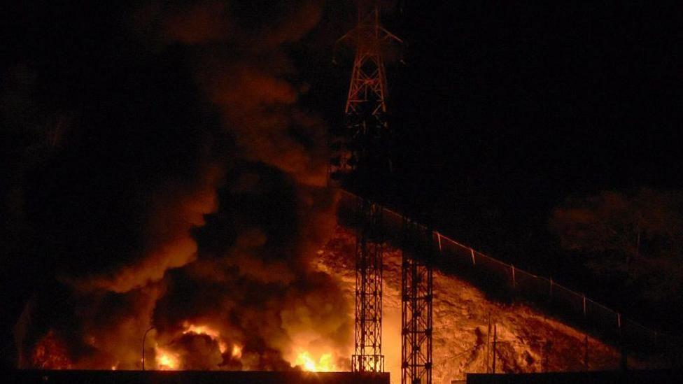Una instalación en llamas y envuelta en humo
