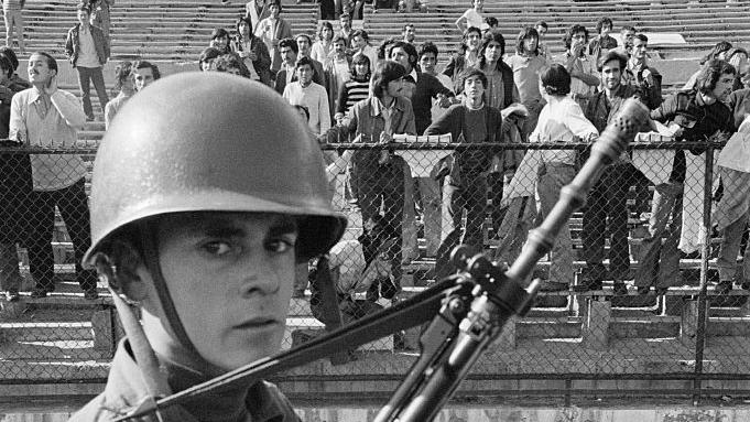 Soldado mira las graderías del Estadio Nacional de Chile.