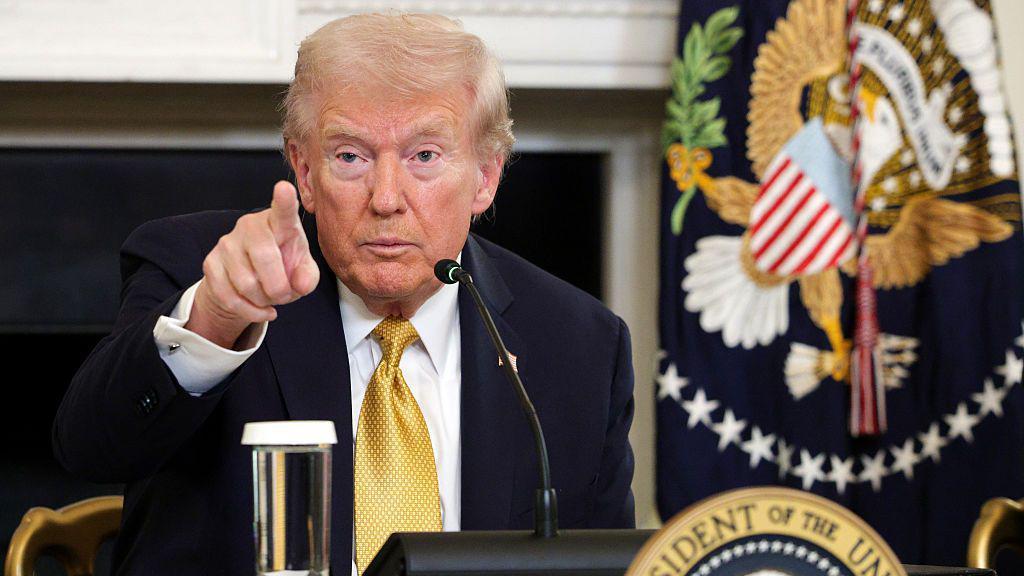 WASHINGTON, DC - 23 DE OCTUBRE: El presidente de EE. UU., Donald Trump, responde a una pregunta de un periodista mientras hace un anuncio sobre su Fuerza de Tarea de Seguridad Nacional en el Comedor de Estado de la Casa Blanca el 23 de octubre de 2025 en Washington, DC. Trump anunció los éxitos de la fuerza de tarea de su administración, incluyendo la detención de más de 3,000 miembros de cárteles y terroristas extranjeros. (Foto de Alex Wong/Getty Images)