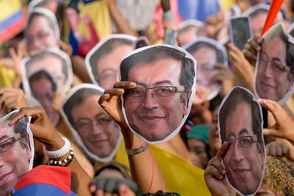 Manifestantes a favor del presidente colombiano Gustavo Petro muestran imágenes de su rostro en Cali en enero de 2026. 