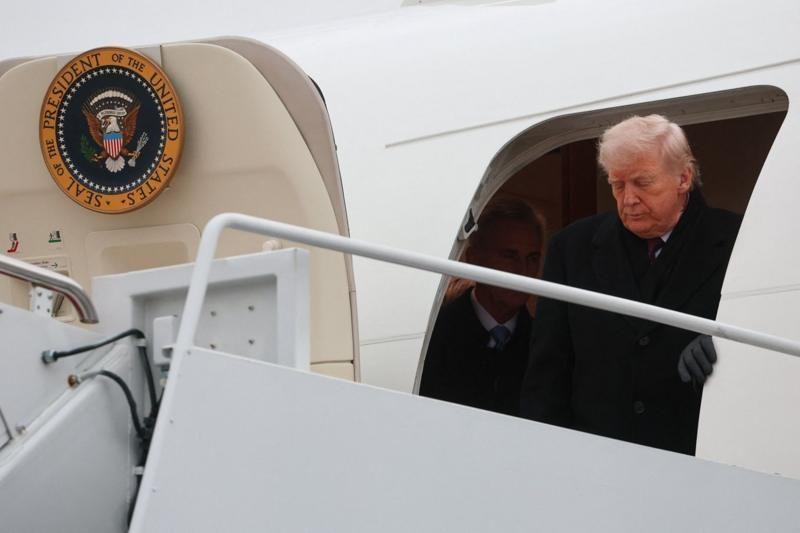 Trump saindo de avi&atilde;o