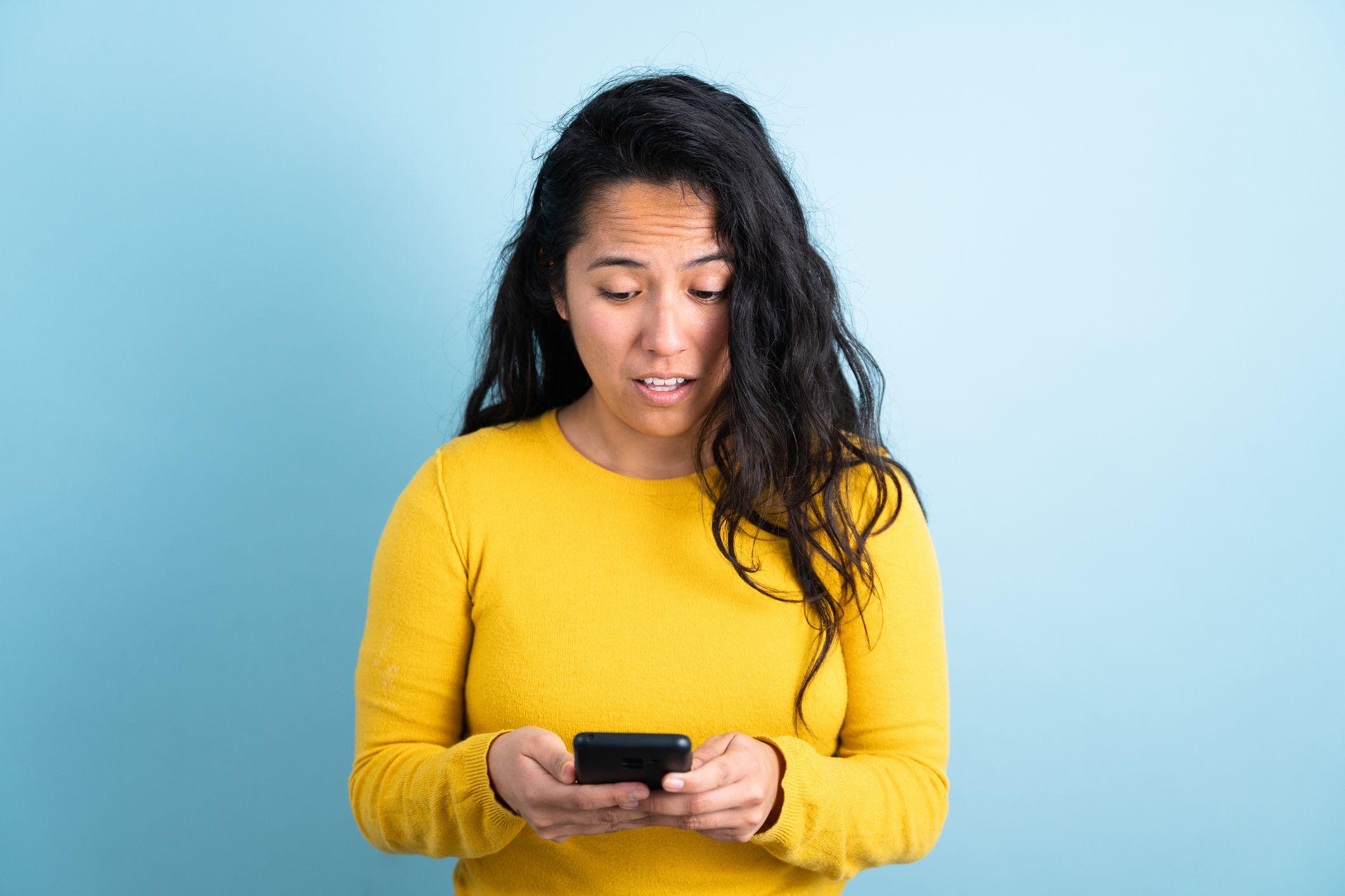 Mujer mirando su teléfono