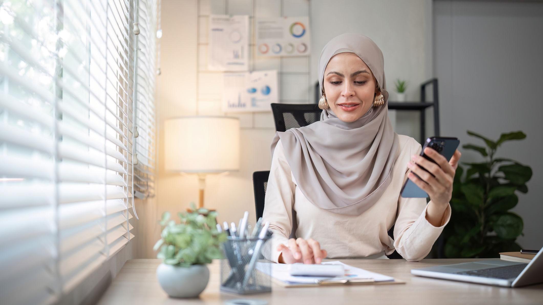 سيدة في عملها 