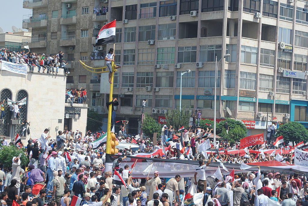 تظاهرة بعد صلاة الجمعة في مدينة حماة بوسط سوريا في 22 يوليو/تموز 2011. وقال ناشطون إن قوات الأمن السورية قتلت ثمانية مدنيين على الأقل بينما تدفق أكثر من 1.2 مليون متظاهر إلى المدن في الشمال والشرق للاحتجاج على حكم الرئيس بشار الأسد.