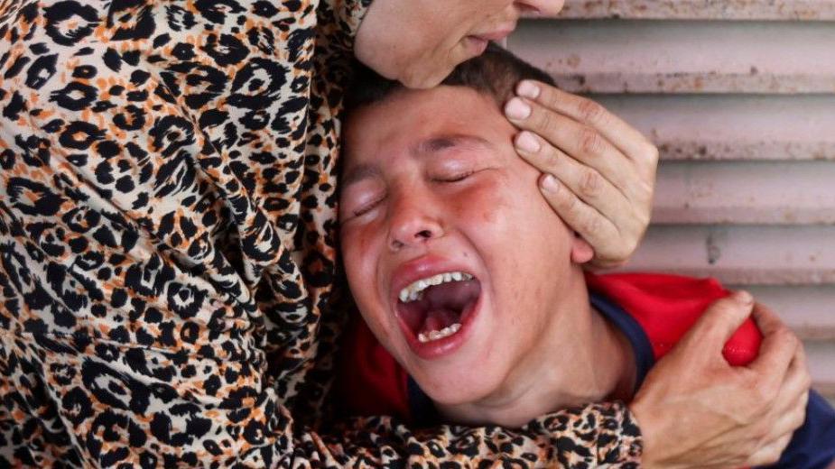 الأم الفلسطينية سماح النوري، التي فقدت ابنتها سما في غارة إسرائيلية يوم الخميس قرب مركز طبي في دير البلح، تعزي ابنها.