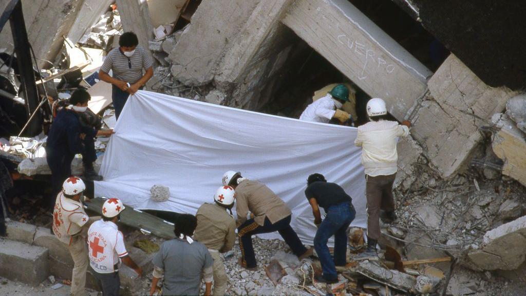 Rescatistas en un edificio colapsado en Ciudad de México
