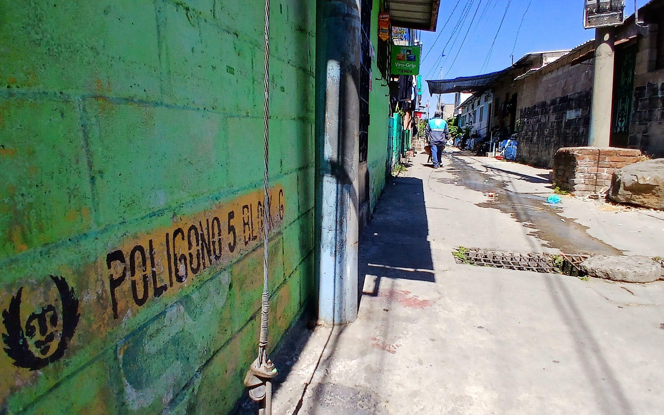 Una calle del polígono 5 de la colonia 10 de Octubre en el distrito San Marcos, El Salvador.