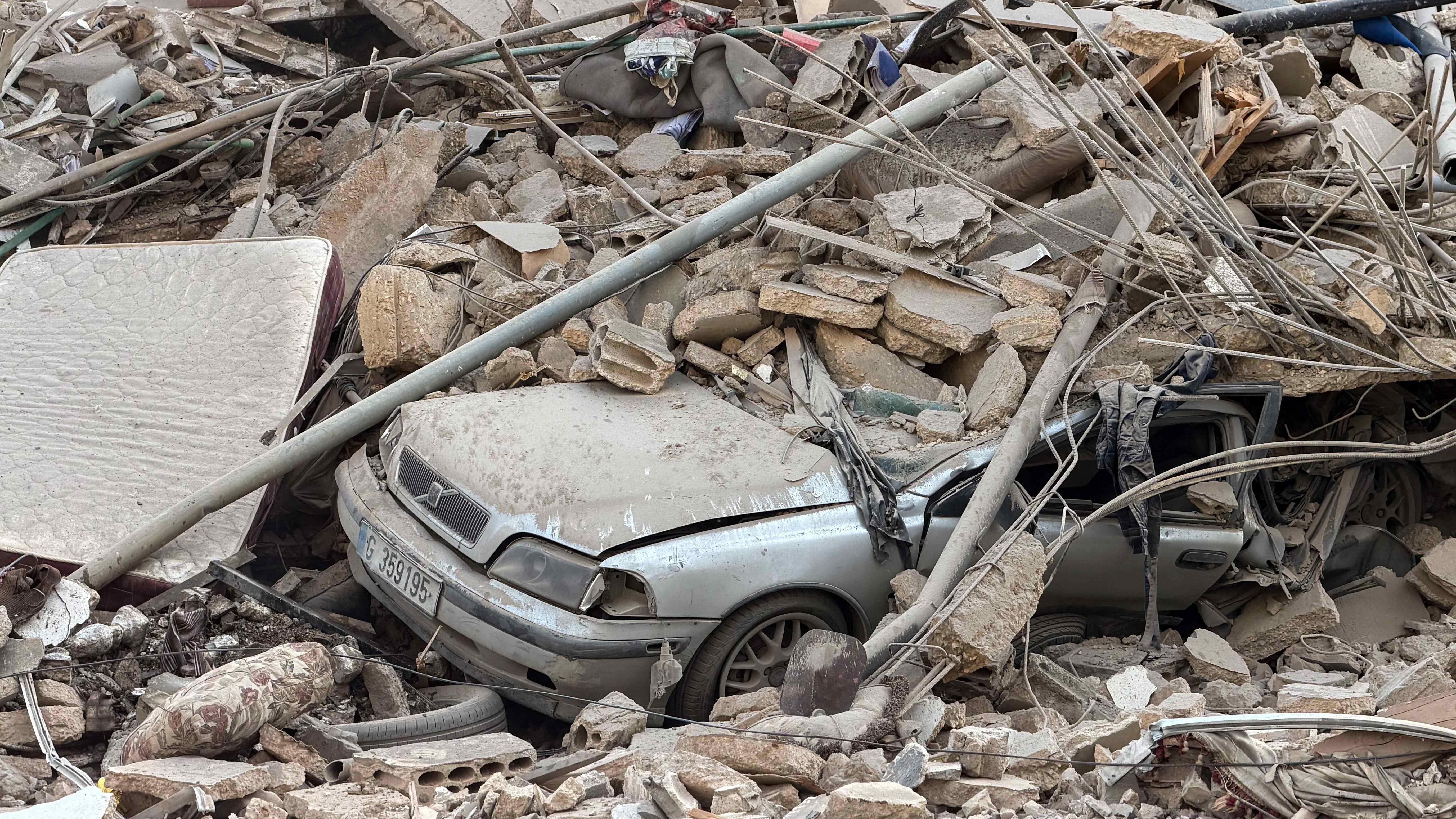 Kola ispod ruševina u Bejrutu