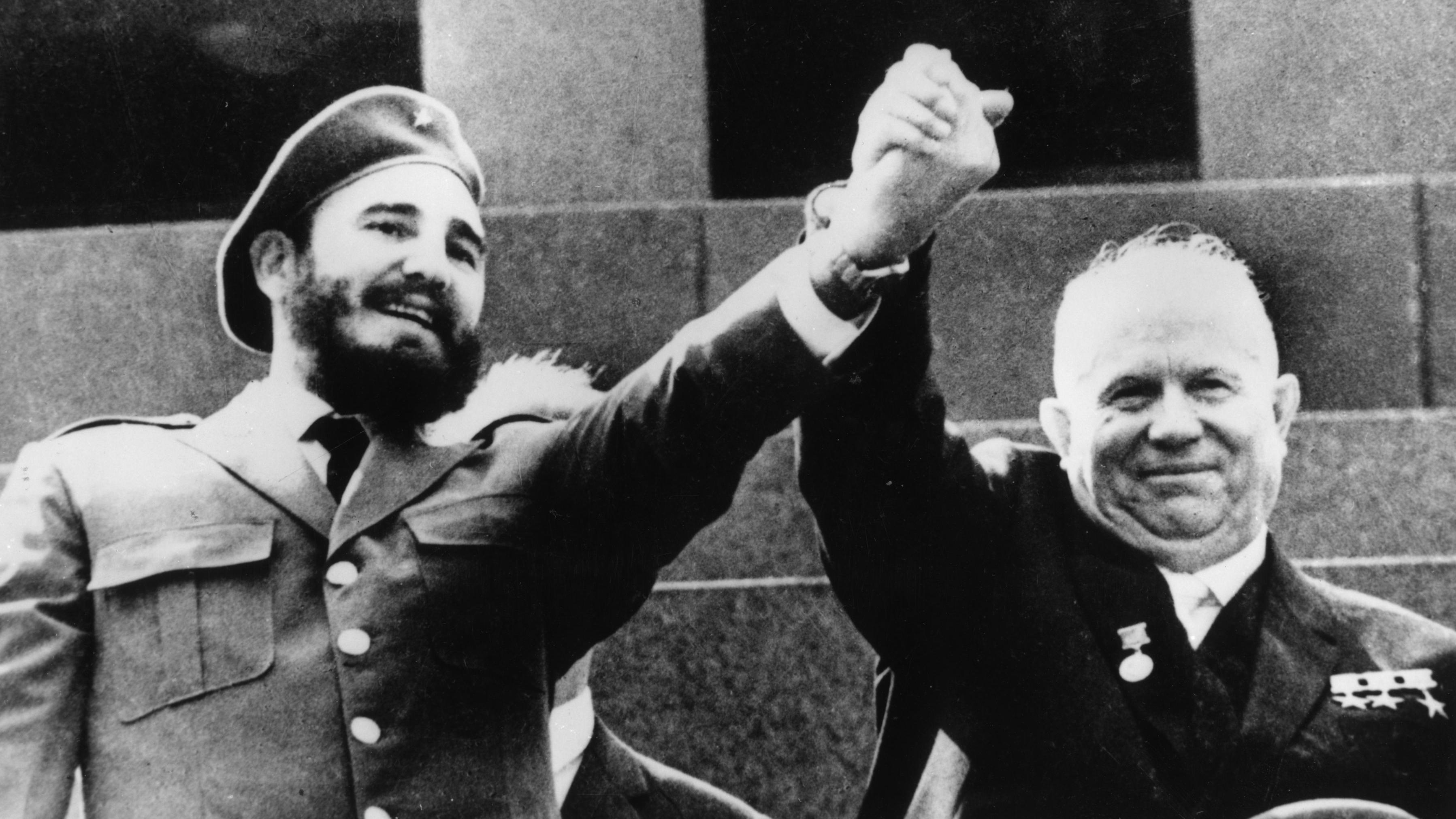 Fidel Castro y el líder soviético Nikita Jrushchov en una visita del cubano a la URSS en 1964.
