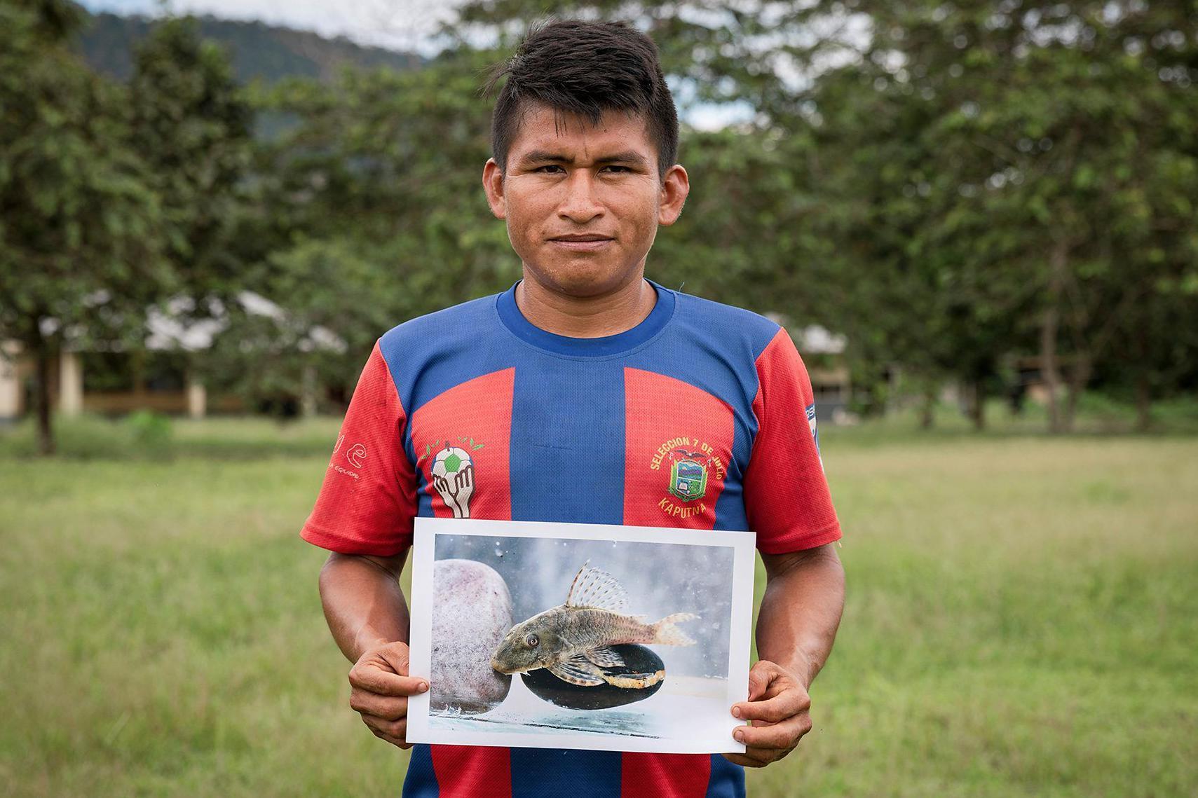 جيرمان نارانكاس يمسك بصورة