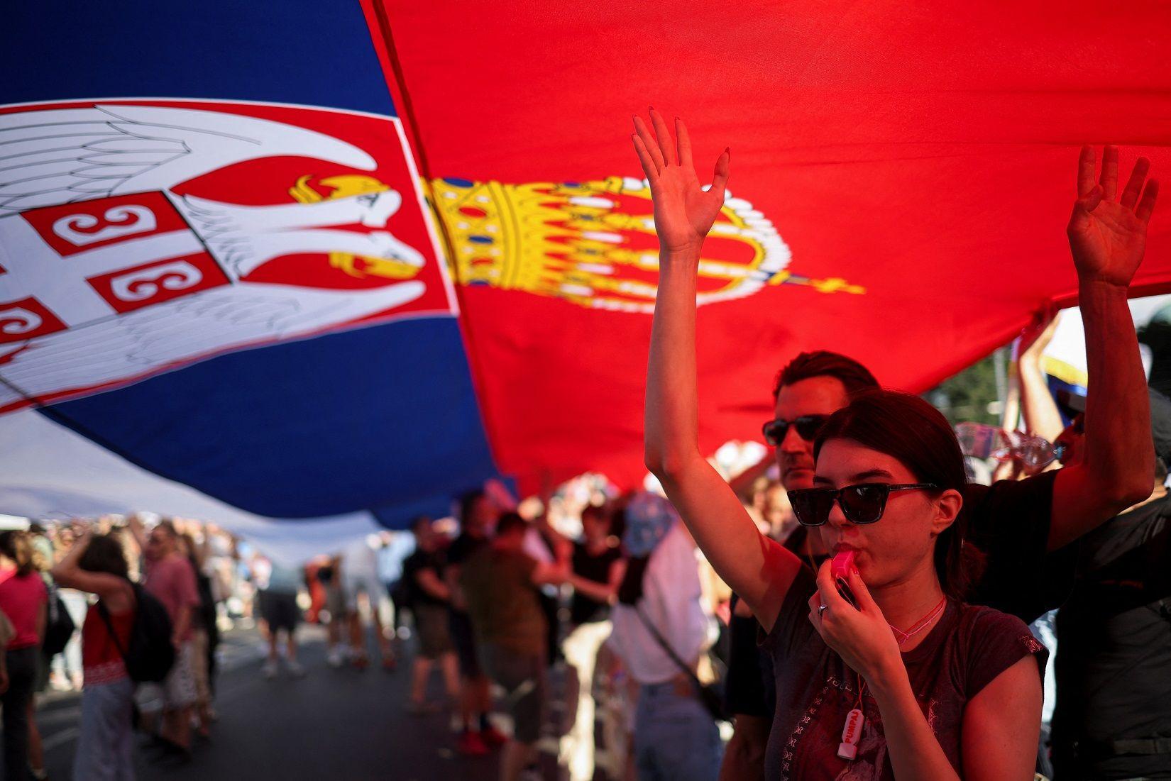 'Vidimo se na Vidovdan': Desetine hiljada ljudi na studentskom protestu traže izbore 5 Na Slaviji je razapeta i velika zastava Srbije