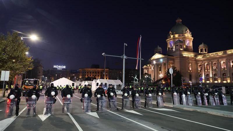 Licem u lice, a između kordon: Skupovi podrške vlasti i Dijani Hrki u Beogradu 1 Policijski kordon ispred Skupštine
