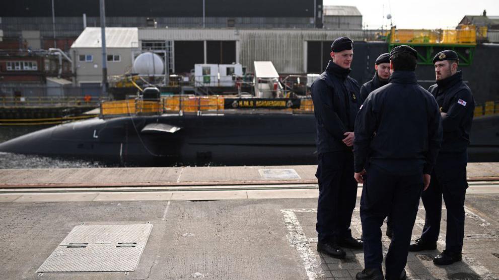 英國海軍人員站在「阿加曼農號」（HMS Agamemnon）核潛艇前